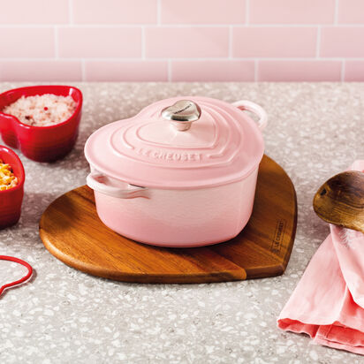 Heart Shaped Casserole with Heart Knob 20cm Shell Pink image number 5